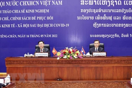 Chủ tịch Quốc hội Vương Đình Huệ và Chủ tịch Quốc hội Lào Saysomphone Phomvihane đồng chủ trì Hội thảo.