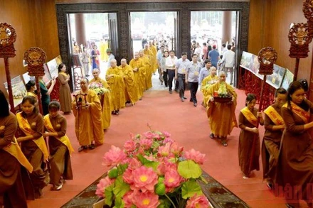 Các tăng ni, phật tử tham dự Đại lễ Phật đản tại chùa Bái Đính, Ninh Bình.