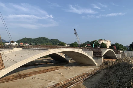 Thi công cầu Đội Kỳ bắc qua sông Cầu, thành phố Bắc Kạn. (Ảnh: Hương Lan)