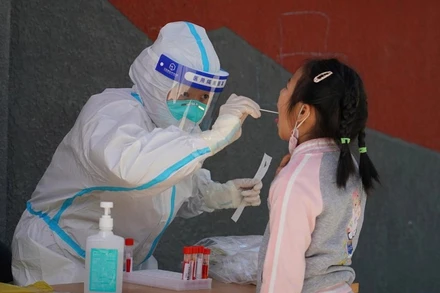 Lấy mẫu xét nghiệm axit nucleic tại Bắc Kinh, Trung Quốc, ngày 13/5/2022. (Ảnh: Tân Hoa Xã )