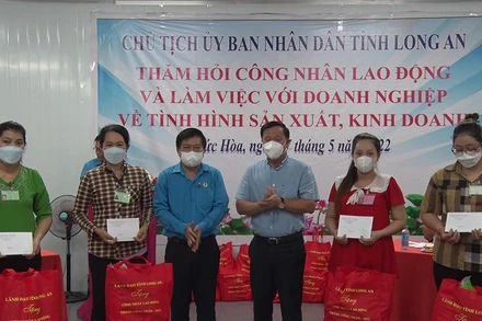 Lãnh đạo tỉnh Long An tặng quà cho công nhân Công ty trách nhiệm hữu hạn một thành viên Ever Accurate có hoàn cảnh khó khăn.