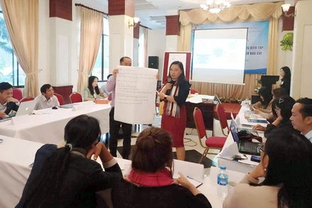 Các học viên thảo luận tại lớp tập huấn.