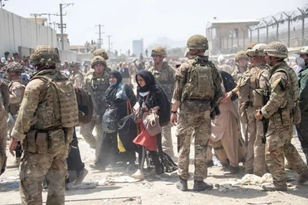 Binh sỹ Anh và Mỹ làm nhiệm vụ hỗ trợ sơ tán tại khu vực sân bay Kabul, Afghanistan. (Ảnh: AFP/TTXVN)