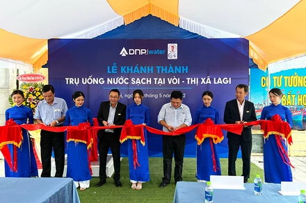 Đại diện ban lãnh đạo thị xã La Gi và công ty Cổ phần Đầu tư ngành nước DNP Water cắt băng khánh thành các trụ nước sạch cộng đồng.