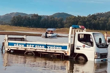 Lực lượng chức năng có mặt tại khu vực hồ Đa Tôn để tìm kiếm các nạn nhân.