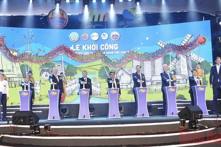 Các đại biểu tham dự lễ khởi công dự án.