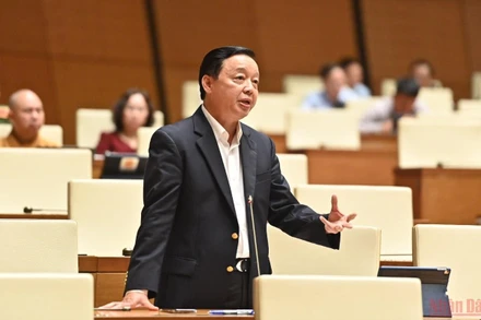 Bộ trưởng Tài nguyên và Môi trường Trần Hồng Hà phát biểu tại phiên thảo luận chiều 30/5. (Ảnh: LINH KHOA)