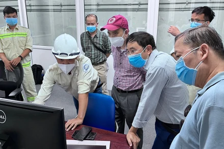 Đoàn công tác làm với đại diện chủ đầu tư thủy điện.