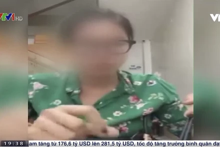 Cựu người mẫu có biệt danh "thánh chửi" đã bị xử lý vi phạm. (Hình cô người mẫu trong lúc livestream - Ảnh: Chương trình Thời sự 19 giờ VTV1).