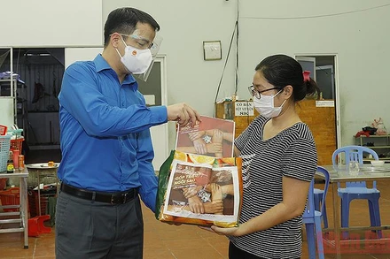 Đồng chí Ngô Văn Cương, Bí thư Trung ương Đoàn (bên trái trong ảnh) trao kinh phí hỗ trợ của chương trình “Góp triệu ngôi sao”, khích lệ tiểu thương tại thành phố Hồ Chí Minh vượt đại dịch.