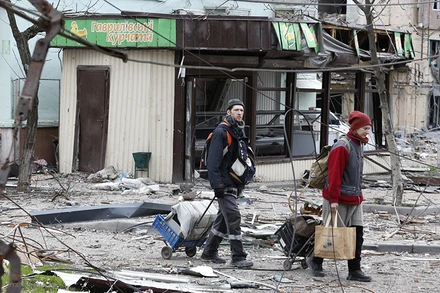 Người dân sơ tán khỏi thành phố Mariupol, Ukraine, ngày 18/4. (Ảnh: THX/TTXVN)