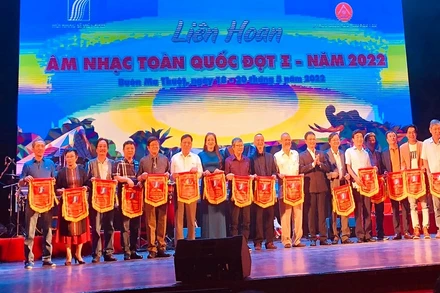 Ban Tổ chức liên hoan trao cờ lưu niệm cho các đoàn tham gia liên hoan.