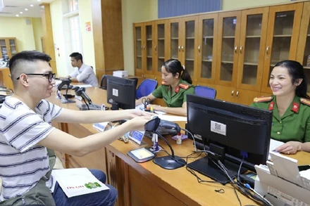 Cán bộ Phòng Cảnh sát Quản lý hành chính về trật tự xã hội tiếp công dân tại Trung tâm Hành chính công tỉnh Vĩnh Phúc. (Ảnh: Công an tỉnh Vĩnh Phúc)