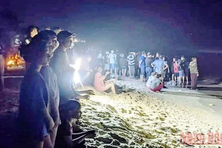 Người dân chứng kiến lực lượng chức năng xuyên đêm tìm kiếm thi thể em học sinh xấu số. (Ảnh: CTV)