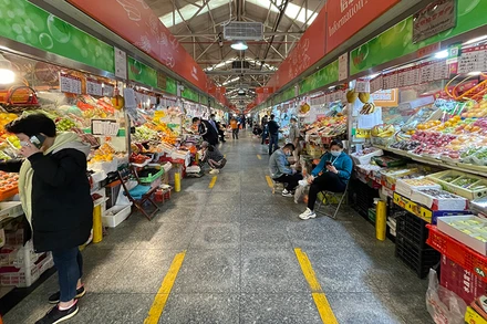 Một chợ thực phẩm ở Bắc Kinh vắng khách do các biện pháp hạn chế để phòng, chống dịch Covid-19. (Ảnh: HỮU HƯNG)