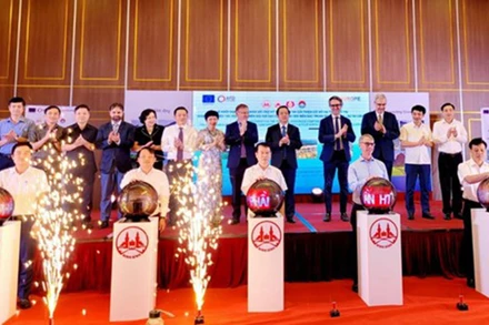 Các đại biểu thực hiện nghi thức khởi động hợp phần tư vấn Hỗ trợ kỹ thuật của dự án. (Ảnh: TTXVN)