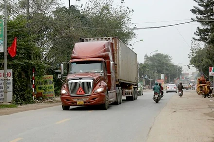 Quốc lộ 6 đoạn Ba La-Xuân Mai hiện quá nhỏ và xuống cấp, tiềm ẩn nguy cơ mất an toàn giao thông.