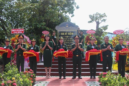 Cắt băng khánh thành Bia kỷ niệm nơi hợp nhất các trường thiếu sinh quân Quân khu 9.