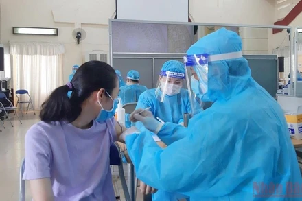 Lấy mẫu test nhanh Covid-19 cho lực lượng công nhân tại Tiền Giang.