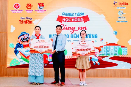 Đại diện Công ty Tân Tân trao học bổng "Cùng em vượt khó đến trường" tặng học sinh có hoàn cảnh khó khăn.