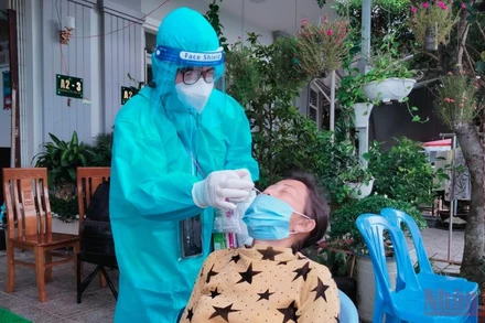 (Ảnh minh họa: Lấy mẫu xét nghiêm tầm soát Covid-19 cho người dân ở thành phố Rạch Giá)