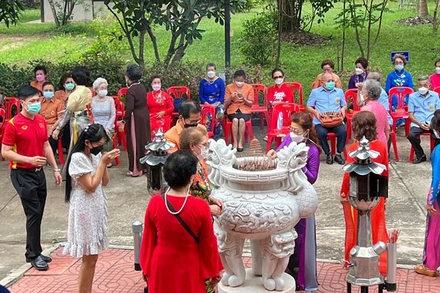 Bà con kiều bào Udon Thani thắp hương tưởng nhớ Bác Hồ tại khu di tích.