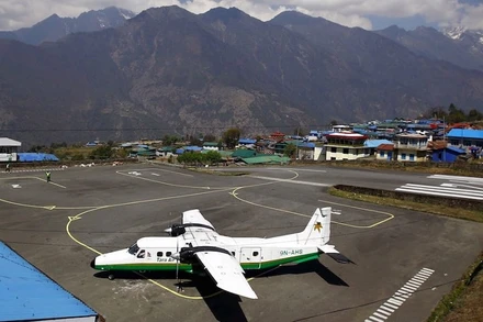 Một máy bay DHC-6 Twin Otter của hãng hàng không Tara Air tại sân bay Tenzing Hillary ở Lukla, Nepal. (Ảnh: Reuters)