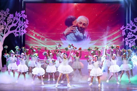 Chương trình sử dụng nhiều hình ảnh tư liệu giá trị, ý nghĩa.