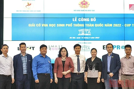 Thứ trưởng Giáo dục và Đào tạo Ngô Thị Minh (thứ tư, từ trái) và các đồng chí trong Ban Tổ chức Giải đấu tại buổi lễ. 