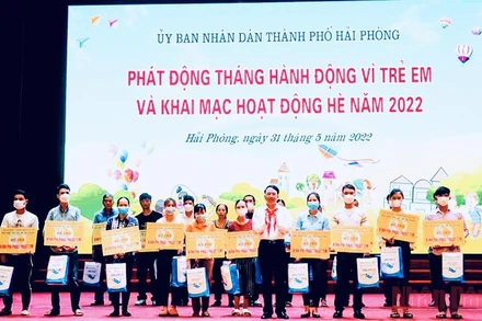 Trao kinh phí hỗ trợ phẫu thuật tim cho đại diện các gia đình có trẻ em bị bệnh tim bẩm sinh.