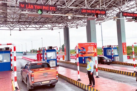 Làn thu phí không dừng tại trạm BOT cầu Bạch Đằng, tỉnh Quảng Ninh. (Ảnh: ĐỖ PHƯƠNG)