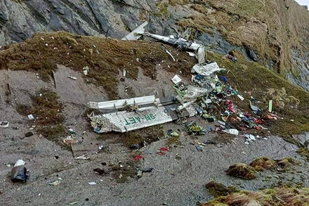 Hình ảnh do công ty hàng không Fishtail Air của Nepal cung cấp cho thấy mảnh vỡ của máy bay rải rác trên hẻm núi tại Sanosware, Mustang.