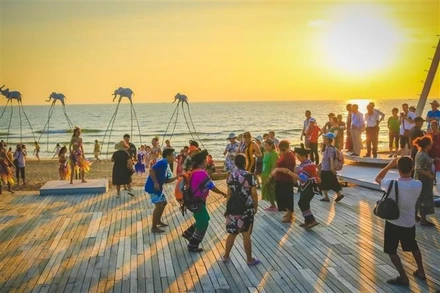 Du khách đón hoàng hôn tại bãi biển Sunset Sanato, Bãi Trường, thành phố Phú Quốc, tỉnh Kiên Giang. (Ảnh: Hồng Đạt/TTXVN) 