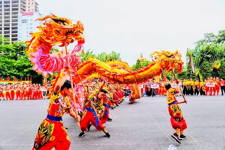 Thi Múa rồng tại Giải vô địch các câu lạc bộ lân sư rồng quốc gia lần thứ 1.