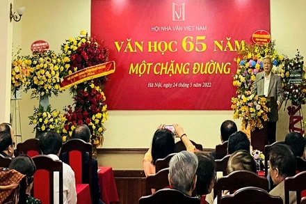 Nhà thơ Nguyễn Khoa Điềm phát biểu ý kiến.