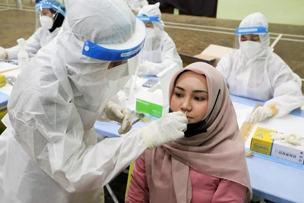 Lấy mẫu xét nghiệm Covid-19 ở thủ đô Kuala Lumpur, Malaysia ngày 11/5/2021. (Ảnh: Reuters)