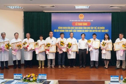 Chủ tịch UBND tỉnh Thừa Thiên Huế tặng Bằng khen cho các tập thể và cá nhân xuất sắc tại Bệnh viện Trung ương Huế đã thực hiện ca ghép tim xuyên Việt thành công. (Ảnh: Hiếu - Minh)