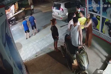Hình ảnh về vụ việc (ảnh cắt từ clip được chia sẻ trên mạng xã hội).