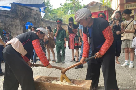 Tổ chức dã bánh dày tại buổi lễ trải nghiệm văn hóa dân tộc H’Mông. 