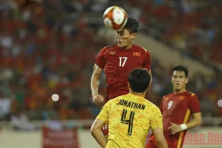 Nhâm Mạnh Dũng và cú đánh đầu để đời trong trận chung kết bóng đá nam SEA Games diễn ra tối 22/5 trên sân Mỹ Đình. 