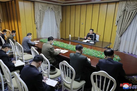 Nhà lãnh đạo Kim Jong-un thăm Cơ quan phòng, chống dịch khẩn cấp, ngày 12/5. (Ảnh: KCNA)