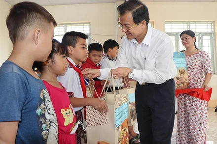 Đồng chí Lê Hồng Quang tặng quà cho trẻ em có hoàn cảnh đặc biệt.