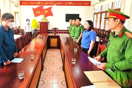 Các cơ quan chức năng tống đạt quyết định khởi tố bị can.