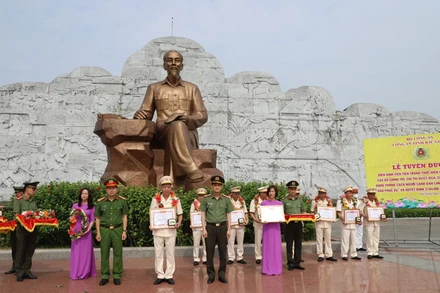 Tuyên dương các tập thể, cá nhân có thành tích xuất sắc tại buổi lễ. 