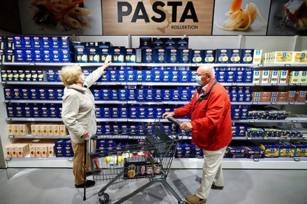 Người tiêu dùng lựa chọn mua hàng tại 1 siêu thị ở Duesseldorf, Đức (Ảnh: Reuters)