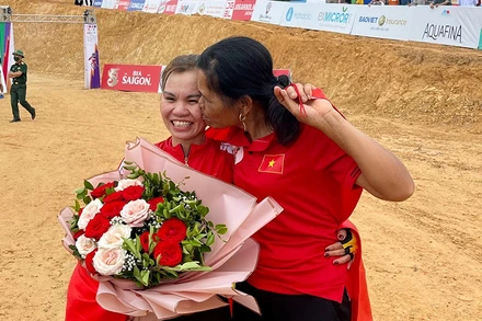 Đinh Thị Như Quỳnh (trái) bên người hâm mộ.