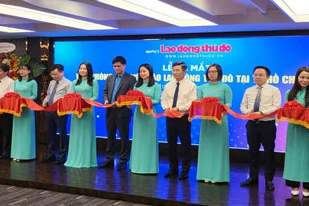 Các đại biểu cắt băng ra mắt Văn phòng đại diện báo Lao động Thủ đô tại thành phố Hồ Chí Minh.