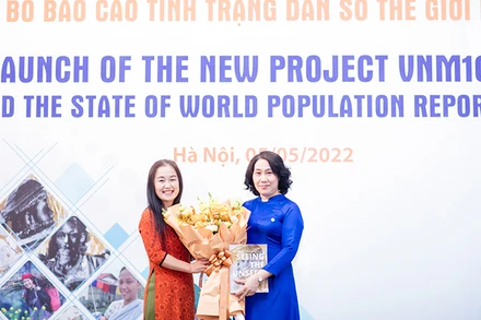 Đại diện Tổng cục Thống kê và UNFPA tại lễ khởi động dự án (Ảnh: UNFPA)