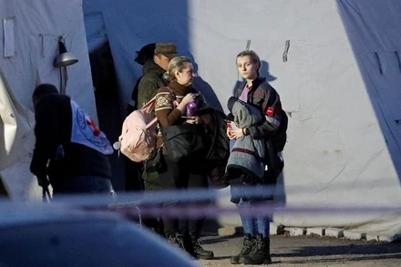 Phụ nữ được sơ tán khỏi nhà máy thép Azovstal tại 1 trung tâm lưu trú tạm thời ở làng Bezimenne, thuộc Donetsk, ngày 6/5/2022. (Ảnh: Reuters)