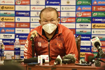 HLV Park Hang-seo trả lời phỏng vấn sau trận thắng 1-0 U23 Myanmar. (Ảnh: TRẦN HẢI)